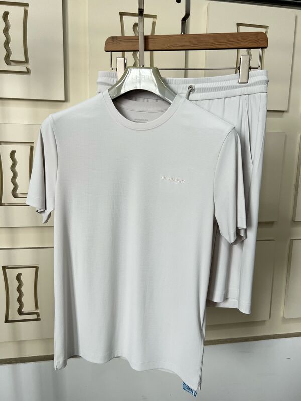 Мужские высококачественные фитнес шорты для бега Дыхательный материал для быстрого сушки Длина колена Летняя спина карманный карманный простой дизайн